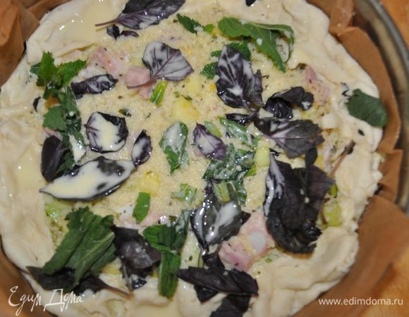 Пирог № 1
Один пласт теста раскатать не очень тонко и выложить аккуратно в круглую форму,застелённую бумагой для выпечки,выложить начинку с беконом,защипать края,взбить два яйца со сливками,посолить,поперчить,вылить аккуратно яичную смесь на пирог ,потавить в духовку 180-200С на 25 минут,за 5 минут посыпать тёртым пармезаном.