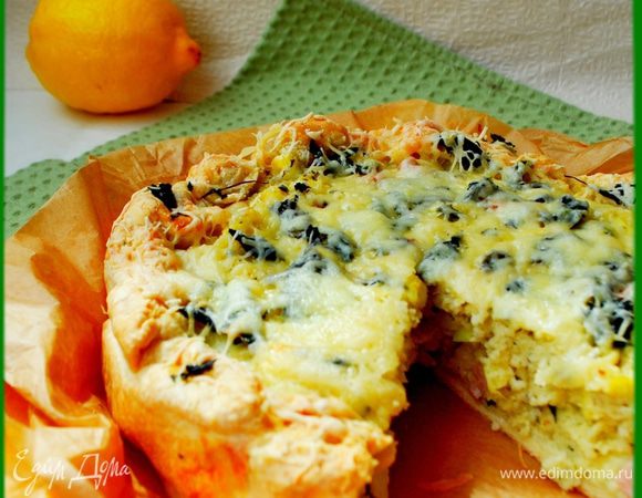 Готовый пирог вынуть,накрыть полотенцем,дать постоять,затем аккуратно вытащить из формы,нарезать на куски и подавать.Вкусен и тёплым и холодным.