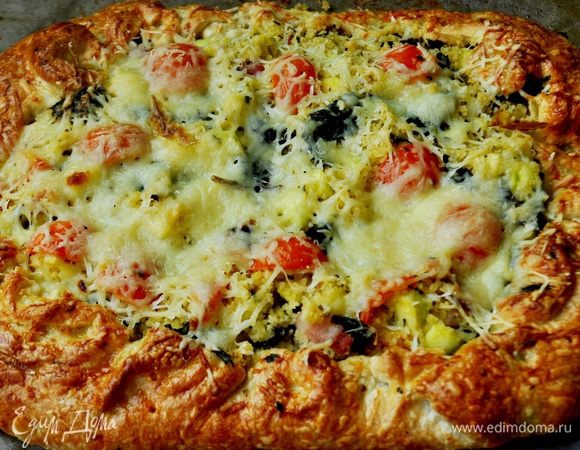 Поставить в уже разогретую до 180-200С духовку на 20-25 минут(проверить тесто с помощь. деревянной шпажки.

Готовый пирог накрыть полотенцем,дать не много постоять.Подавать,нарезав на куски.Приятного аппетита!