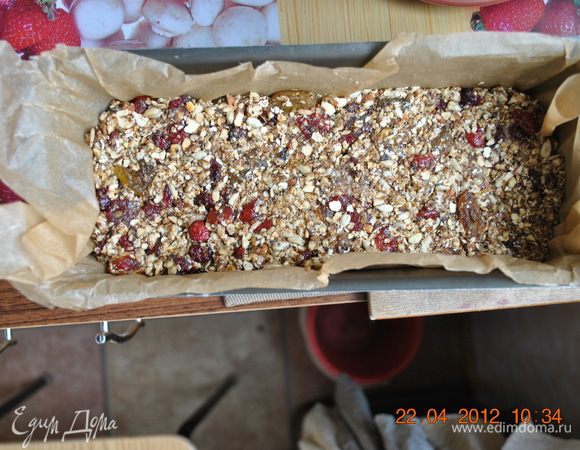 Взять любую форму, у меня была прямоугольная для кексов, выстелить ее пергаментной бумагой, выложить массу в форму и тщательно утрамбовать, я трамбовала деревянной толкушкой для пюре.