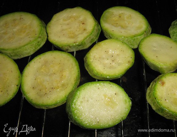 Кабачки вымыть,вытереть на сухо, отрезать хвостики и нарезать кружочками толщиной 0,5 см. Кабачки посолить, поперчить, посыпать сухими специями, сбрызнуть раст.масломразогреть духовку до 200С, установить режим "гриль", кабачки выложить на решётку и поджарить по 3 мин. с двух сторон.
