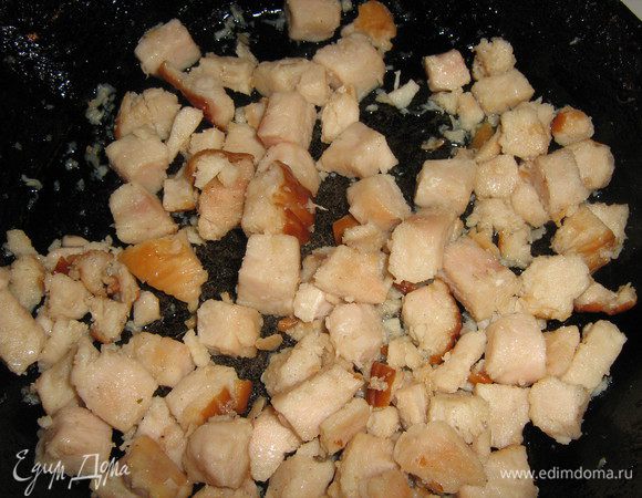 Карбонад нарезать кубиками, обжарить в разогретом раст.масле, помешивая минут 7-8.

Кабачки и карбонад готовы, собираем запеканку.