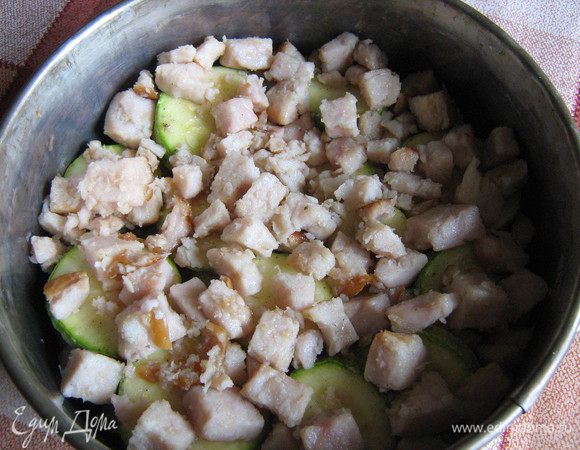 Форму смазать раст.маслом и выложить кабачки по кругу, внахлёст, поверх кабачков аккуратно разложить мясо, затем опять кабачки и снова мясо.