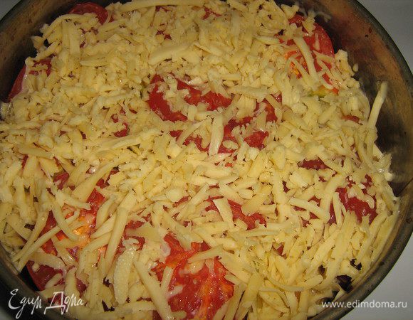 Сыр натереть на крупной тёрке, за 5 минут до готовности посыпать запеканку тёртым сыром. Как только сыр расплавится запеканка готова.