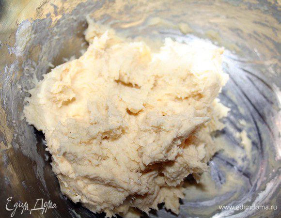 Делаем тесто. Смешиваем размягченное сливочное масло, муку, сахар, соль, ванилин. В конце вливаем ледяную воду, перемешиваем и отправляем на 1 час в холодильник.