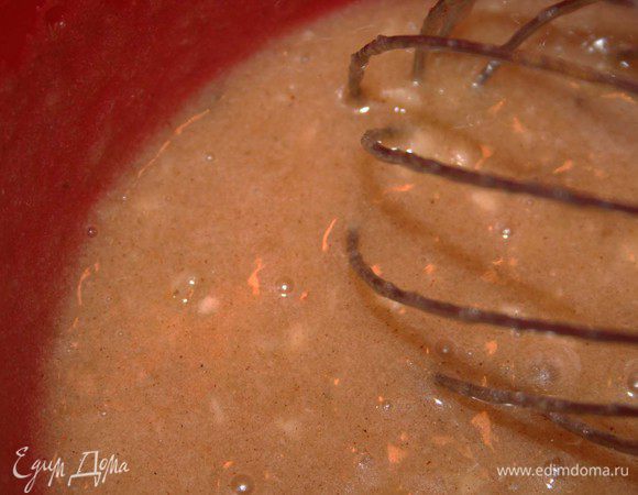 Делаем начинку. Яблоки очищаем, удаляем сердцевину, нарезаем небольшими ломтиками. Банан с лимонным соком, сахаром и растопленным сливочным маслом взбиваем блендером или венчиком. Добавляем корицу и грецкие орехи (я их разламываю руками на небольшие кусочки).