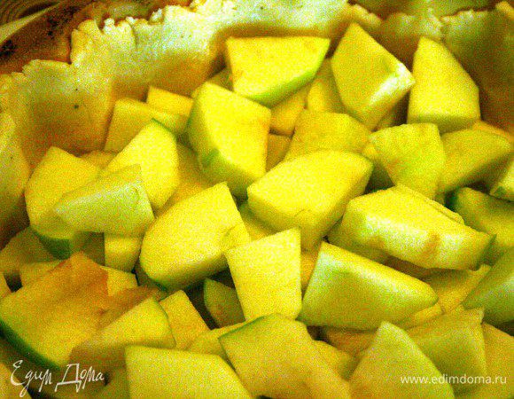 Берем 2/3 теста, раскатываем и выкладываем в форму. Далее укладываем яблоки.