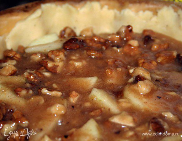 Заливаем яблоки банановой начинкой.