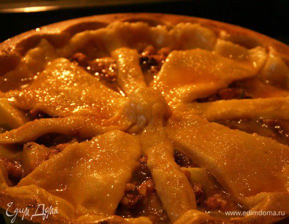 Остальным тестом украшаем верх пирога. Суть в том, что начинка очень красивая и поэтому хочется, чтобы она была видна. Далее взбиваем яйцо, смазываем им пирог и посыпаем сахаром. Выпекаем в разогретой духовке 40 минут при 180°C. Даем остыть нашему пирогу, лучше оставить на ночь. Приятного аппетита!