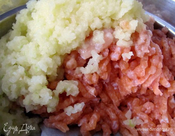 Готовим фарш из двух сортов рыбы, луковицы и картофеля (который я добавляю для клейкости).