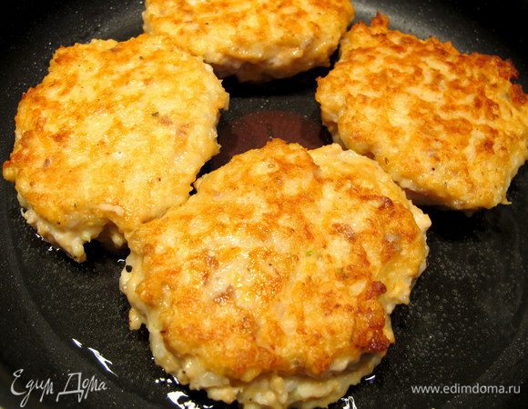 Разогреем в сковороде с толстым дном масло, сформируем котлетки и поджарим их на медленном огне до золотистой корочки.