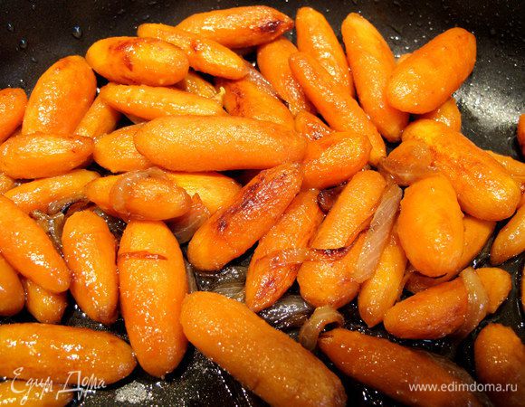 Параллельно с котлетками приготовим гарнир. В магазине мне попалась на глаза чищенная морковка, которая называлась "крошка-моркошка". Но можно взять стандартную морковку и порезать кружочками толщиной 1 см. Отварим морковку 10 минут. Лук порежем полосками и обжарим на оливковом масле. К нему добавим морковку, и тоже  поджарим до золотистого цвета. Поперчим, чуть посолим и добавим соевый соус. Потушим 5 минут.