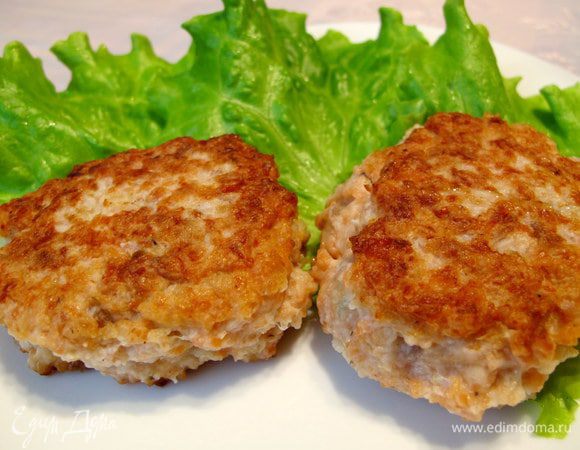 Процесс жарки занял у меня 20 мин. Выложим на тарелку с листовым салатом.