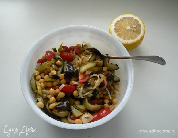 Заправить растительным маслом, соком лимона . Соль и перец по вкусу. И зелень.