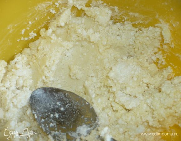 Творог перекрутить в мясорубке (я не делала, мне нравится творог, как он есть), смешать с размягченным слив.маслом