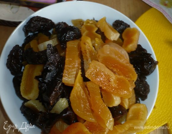 то же самое сделать с изюмом. Курагу и чернослив потом нарезать кусочками