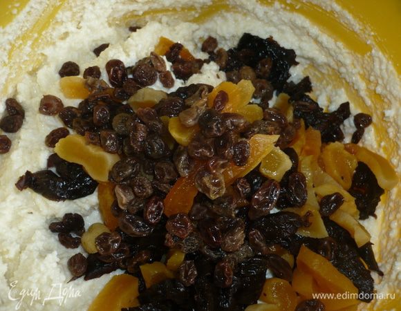 ввести в массу курагу, чернослив и изюм, перемешать