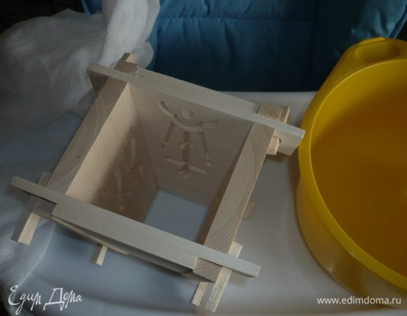 подготовить пасочницу - поставить ее в емкость (у меня пластиковая чашка), выстлать марлей в 2 слоя