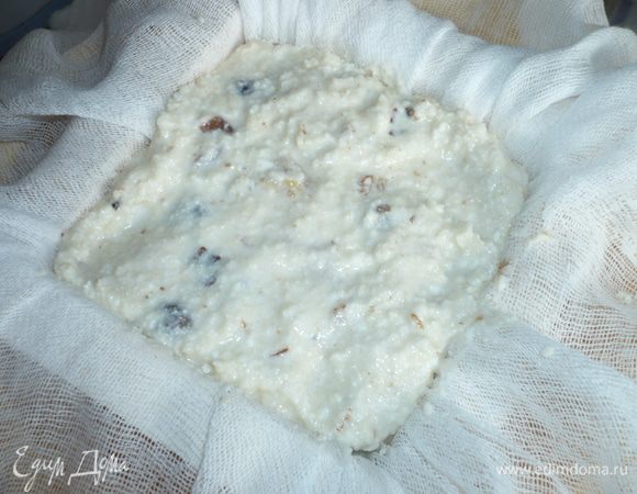 в пасочницу выложить творожную массу, хорошенько утрамбовать, концы марли сверху завернуть конвертиком, поставить гнет и в холодильник на 10-15 часов