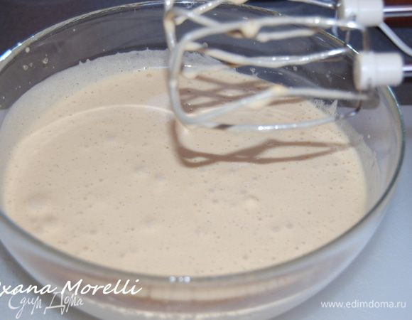 Добавить яйца в сахар,хорошо взбить в течении 5 минут,до светлой,густой массы.