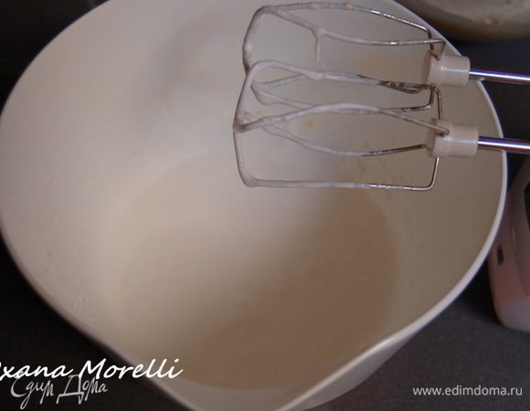 В отдельной посуде взбить сливки.