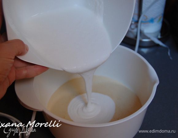 Добавить сливки к яйцам.Осторожно перемешать.