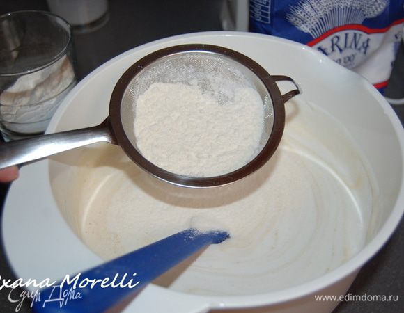 К полученной массе добавить муку,разрыхлитель и соль и ОЧЕНЬ осторожно все перемешиваем!