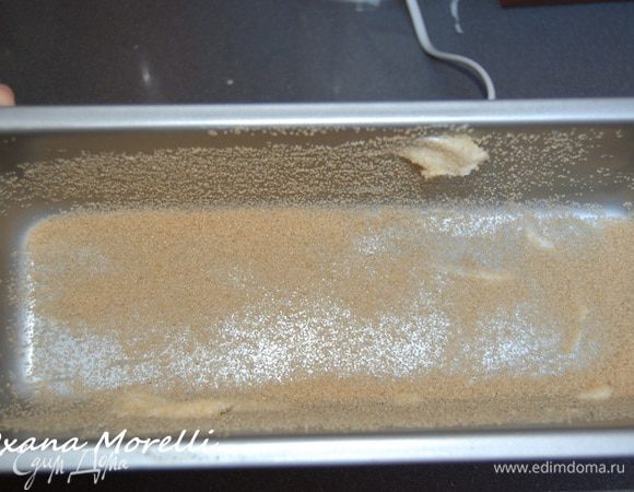 Форму смазываем сливочным маслом и присыпаем темным сахаром,тесто перекладываем в форму и поверхность кекса тоже присыпаем сахаром.Ставим в духовку на 40 минут.Проверить готовность зубочисткой.