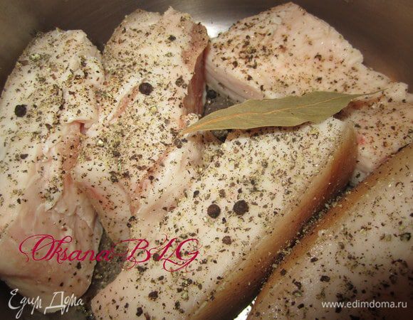 Сало поперчить, добавить перец горошком 6-8 шт, пару лавровых листиков.