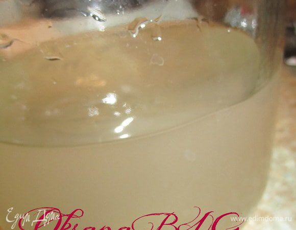 Для рассола в банку налить горячую воду воду, добавить соль, хорошо перемешать, чтобы соль растаяла. Дать воде остыть.