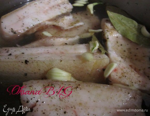 Залить холодным рассолом сало. Рассол должен полностью покрывать сало.