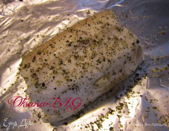 Сало посыпать молотым перцем.По желанию можно посыпать паприкой или смесью перцев. Сало готово к употреблению. 
Хранить такое сало лучше в морозилке, каждый кусочек завернув в фольгу.