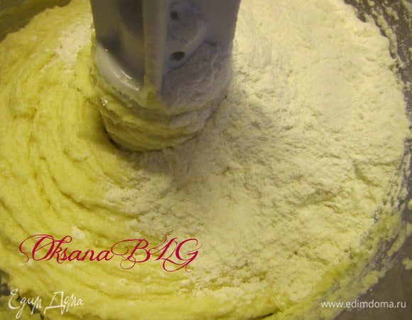 Понемногу добавить оставшуюся муку, замесить мягкое не липкое тесто.
