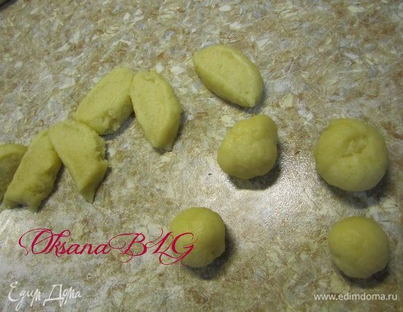 Из теста сформировать небольшие шарики.