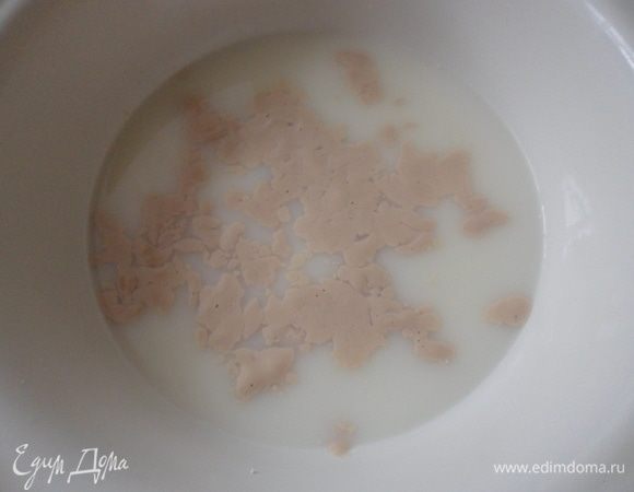 Для приготовления теста соединяем молоко и воду, добавляем соль и сахар. И размешиваем до растворения сахара с солью. Добавить дрожжи и дать немного постоять.