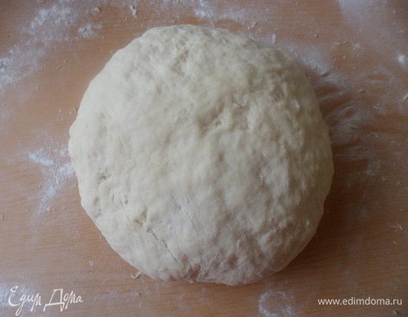 Затем добавить масло, яйцо и муку. Замесить тесто.