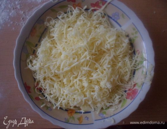 Натереть на мелкой терке сыр