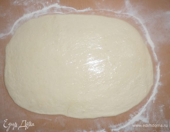 Взять небольшой кусочек теста и раскатать его. Смазать оливковым маслом.