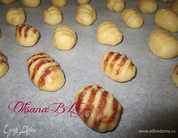 Выложить на противень застеленный пергаментной бумагой.