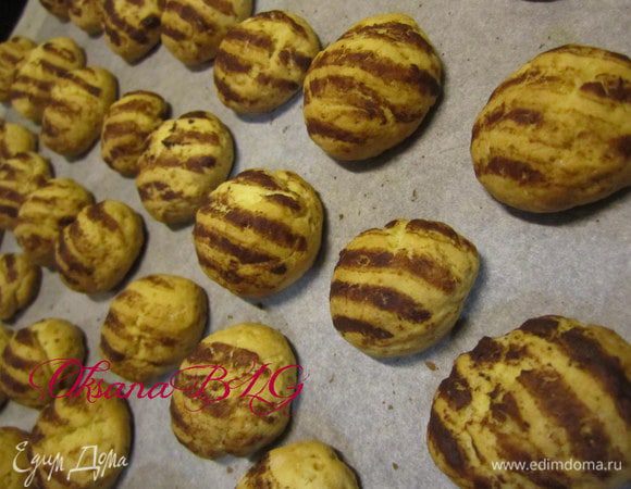 Выпекать 15-20 минут при температуре 180 градусов,  до золотистого цвета