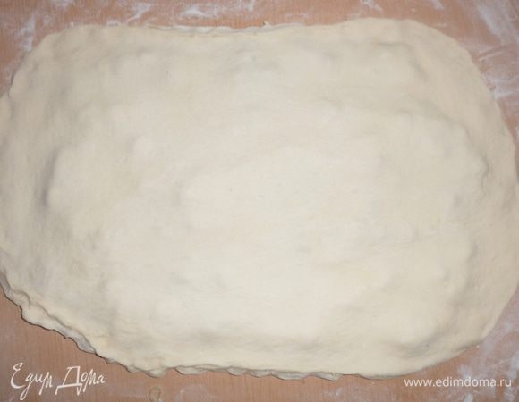 Раскатываем еще один кусочек теста и накрываем им начинку, защипываем по краям.