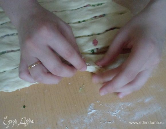 Каждую полоску защипываем со всех краев, чтобы наша начинка не оказалась на столе)))