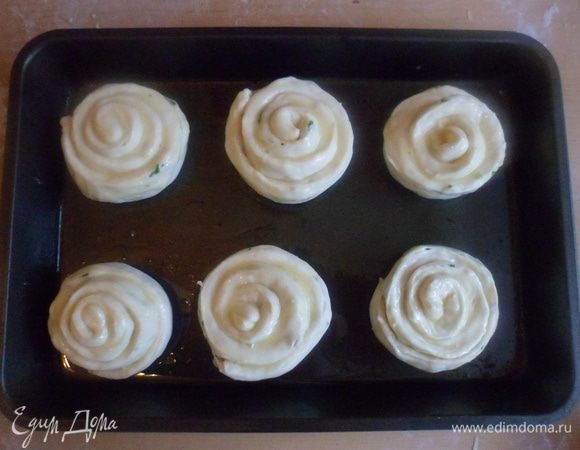 Сворачиваем полоску в витушку и выкладываем на противень смазанный маслом.