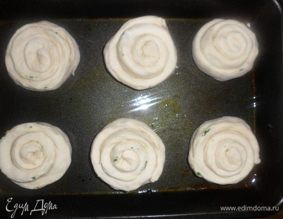 Взбить яйцо и смазать им булочки. Поставить в разогретую духовку до 200 градусов на 20 минут.