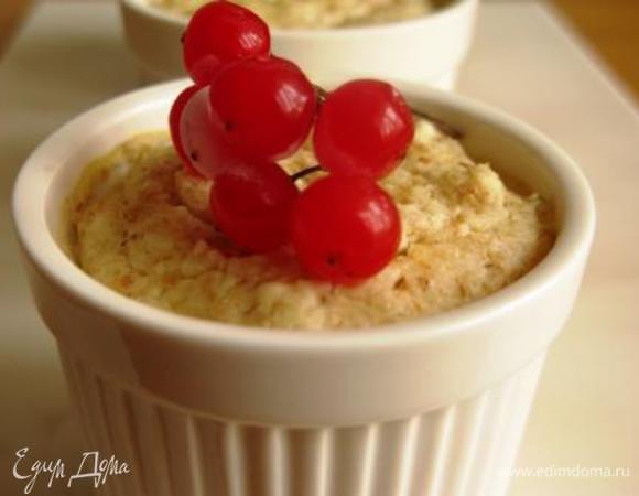 Можно конечно все взбить блендером или миксером. Мне же больше нравится творожная, как бы зернистая структура. Сначала растираем творог с сахаром деревянной ложкой. Добавляем яйцо, перемешиваем хорошо. Затем - крупинки хлопьев и йогурт, еще перемешиваем. Добавляем размятый банан, перемешиваем. Раскладываем по формочкам, накрываем пмщевой пленкой или фольгой и в пароварку на 25 мин. Это вкусно, полезно и нежно. Приятного аппетита! 