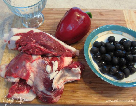 Рецепт я откопал все в той же книге Хорошая кухня - Баранина. Небольшие кусочки бараньей вырезки, быстро жаренные под крышкой сохраняют нежные структуру и вкус. При таком методе жарки ничего не теряется. В конце готовки при добавлении лимонного сока, воды или вина образуется великолепный соус.