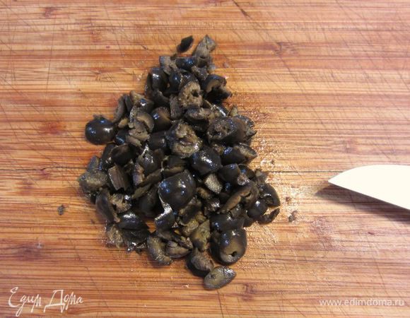 Нарежьте оливки на мелкие кубики.