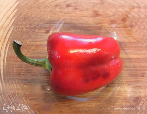 Достаньте перец и положите его в закрытую емкость на пять минут. Это можно сделать, положив перец в емкость и накрыв ее тарелкой. 