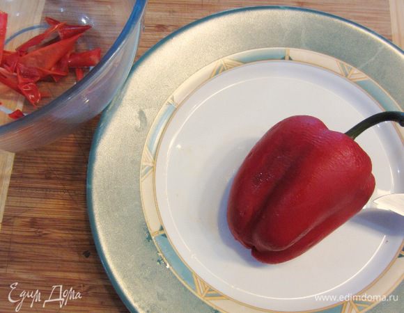 Теперь с перца будет легко снять кожицу. Снимите ее.