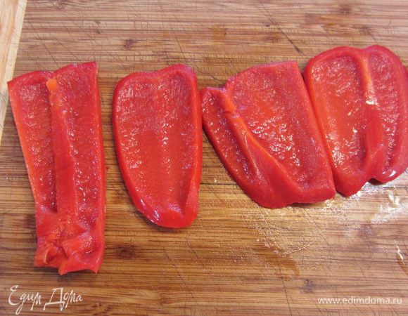 Срежьте мякоть с перца. С мякоти срежьте все белые части.